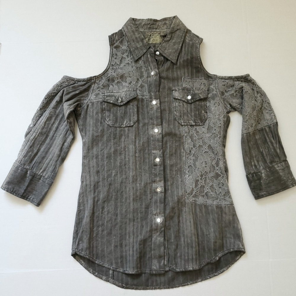 Gimmicks cold shoulder top